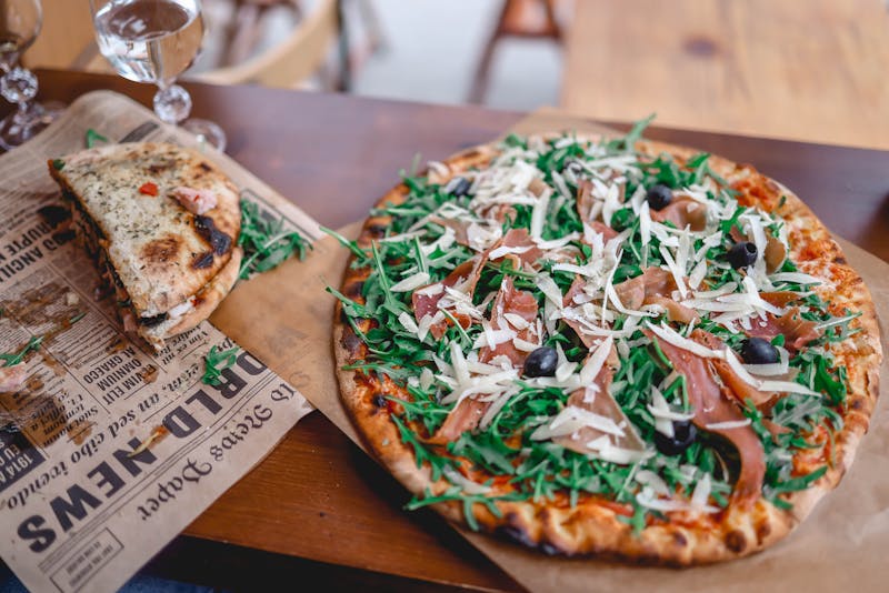 Prosciutto e Rucola Pizza mit Parmaschinken und Rucola