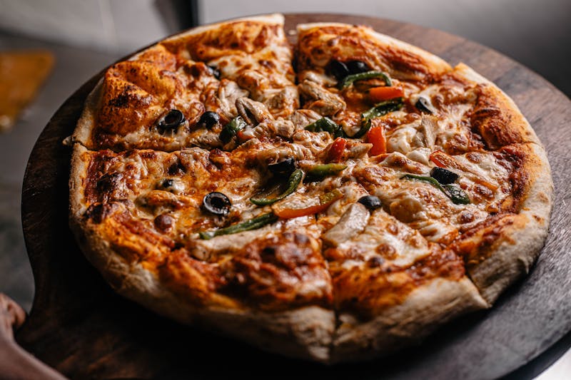 Funghi Pizza mit frischen Champignons und Trüffelöl