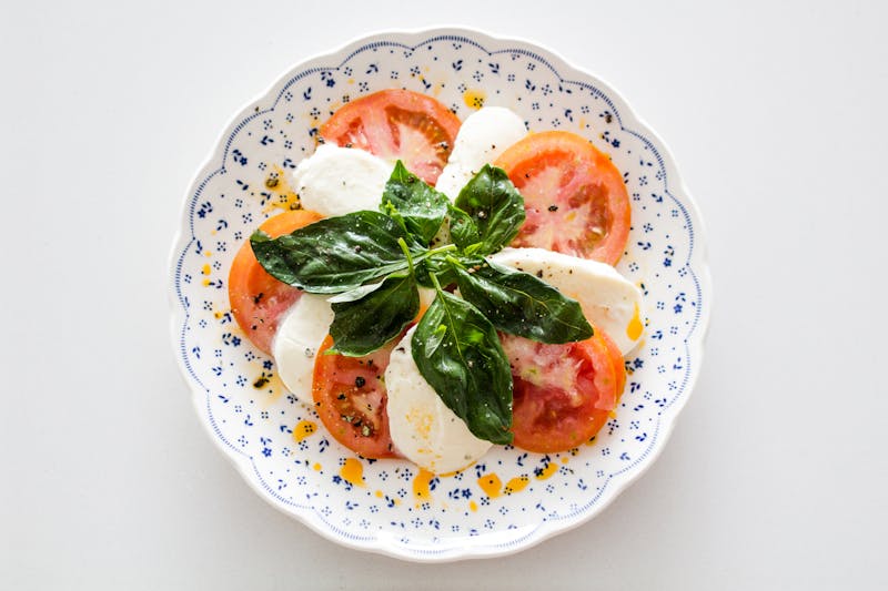 Caprese Salat mit Tomaten und Mozzarella