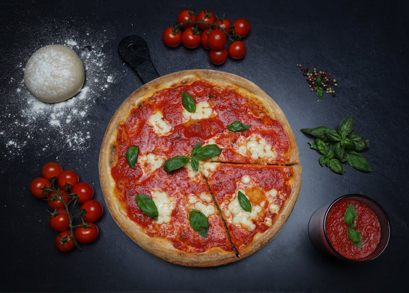 Margherita Pizza mit frischen Tomaten und Mozzarella